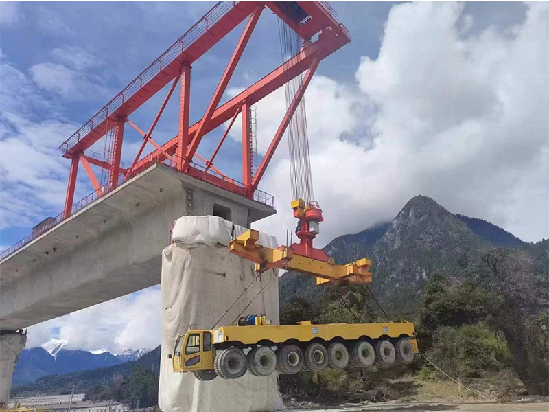 我公司為川藏鐵路制造的200噸懸臂起重機，順利交付使用